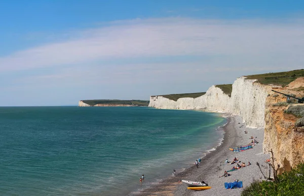Birling Gap plajda heybetli, yedi kız kardeş bilinen katıksız tebeşir kayalıklarla temelinde ayarlanır. East Sussex, İngiltere.