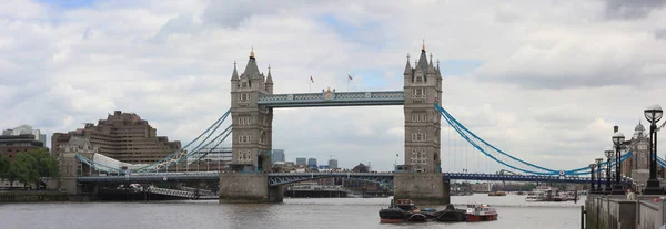 Panoramisch uitzicht van Tower Bridge, London, Verenigd Koninkrijk — Stockfoto