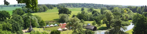 Panoramatický pohled z vrcholu hradu Warwick, Warwickshire, Anglie, Velká Británie. Května 2009. — Stock fotografie