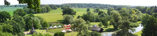 Vista panorâmica do topo do Castelo de Warwick, Warwickshire, Inglaterra, Reino Unido. Maio de 2009 . — Fotografia de Stock