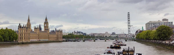 Panoramisch uitzicht op Westminster en de Big Ben ontleend aan Lambeth Bridge, London, Verenigd Koninkrijk. — Stockfoto
