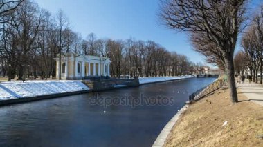 Rossi Pavilion Mikhailovsky bahçesinde ve Moika nehir setin bahar güneşli günde görüntüleyin. Saint-Petersburg, Rusya Federasyonu.