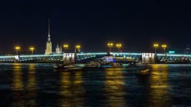 Peter ve Paul fortress ve kaldırma, Neva açık köprünün altından boyunca yüzen tekne Palace bridge gece manzarasının. Saint-Petersburg, Rusya. Zaman atlamalı.