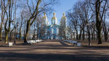 St. Nicholas mavi gökyüzü, Saint-Petersburg, Rusya Federasyonu ile bahar güneşli gün deniz Katedralde. Zaman atlamalı.