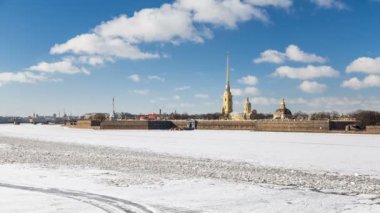 Kar ve buz kaplı doğal görünümü Peter ve Paul Fortress ve Neva Nehri. Kış güneşli bir gün, mavi gökyüzü bulutlu. Saint-Petersburg, Rusya. Zaman atlamalı.
