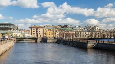 Panoramik ilk mühendis köprü Moika Nehri üzerinde ve güzel tarihi binalar üzerinde Fontanka Nehri setin içinde belgili tanımlık geçmiş. Saint-Petersburg, Rusya. Zaman atlamalı.