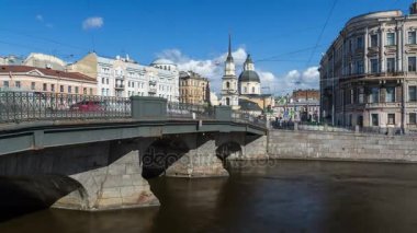 Fontanka Nehri setin Belinsky Köprüsü ve kilisenin kutsal salih Simeon ve Anna için peygamber görüntüleyin. Cumulus bulutları ile güneşli gün, mavi gökyüzü. Saint-Petersburg, Rusya Federasyonu.