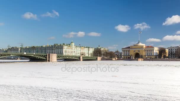 Neva Nehri, kar ve buz, Kış Sarayı (Hermitage Müzesi), Admiralty bina ve Palace Bridge kaplı bir bakış. Kış güneşli bir gün, mavi gökyüzü bulutlu. Saint-Petersburg, Rusya Federasyonu. — Stok video