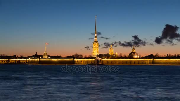 Πάροδο του χρόνου στο Φρούριο Πέτρου και Παύλου στο ηλιοβασίλεμα σε φόντο καθαρού ουρανού ροζ με αντανάκλαση στο νερό, βάρκες και πλοία περάσει κατά μήκος του ποταμού Νέβα, Αγία Πετρούπολη, Ρωσία — Αρχείο Βίντεο