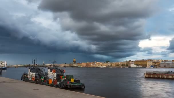 Sleepboten op de pier op de rivier de Neva, panoramisch uitzicht op de brug van Blagoveshchensky (Annunciatie) en de Engelse embankment (Angliyskaya Naberezhnaya), donkere wolken, Sint-Petersburg, Rusland. — Stockvideo