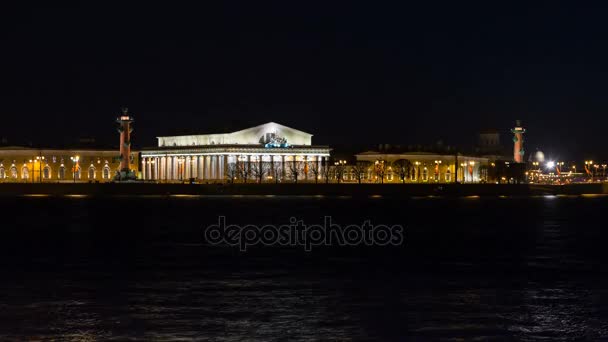 Weergave van de nacht van Spit (Strelka) van Vasilievsky Island, The Old Sint-Petersburg Stock Exchange (beurs) en rostraal kolommen met verlichting gezien vanaf de rivier de Neva, timelapse — Stockvideo