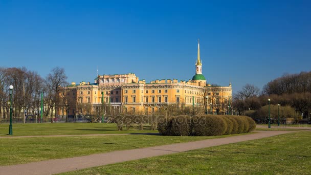 Timelapse of Engineer's Castle (Mikhailovsky Castle or St. Michael's Castle) view from the Field of Mars, people walk along the paths, spring, lear cloudless sky, sunset, St. Petersburg, Russia — Stock Video