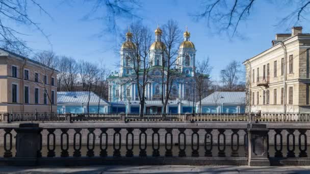 Naval chrám sv. Mikuláše a Gribojedov Canal nábřeží v jarní slunečný den s modrou oblohu, Saint-Petersburg, Rusko. Časová prodleva. — Stock video