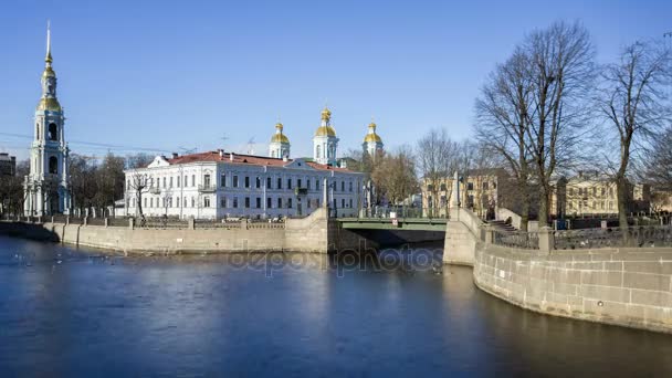Haditengerészeti Szent Miklós-katedrális és a Kryukov csatorna töltésén tavaszi napsütésben, kék ég, a Saint-Petersburg, Oroszország. Idő telik el. — Stock videók