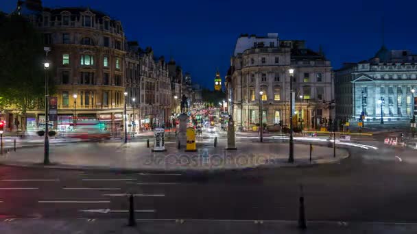 Timelapse van St. Charles rotonde op Trafalgar square met wazig rode bussen in de nacht. London, Verenigd Koninkrijk. November, 2012. — Stockvideo