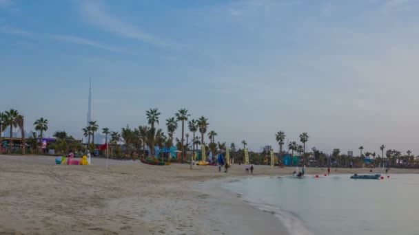 Timelapse du coucher de soleil à Jumeirah Public Beach, gratte-ciel en arrière-plan — Video