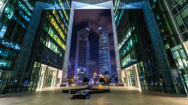 Den Emirates Towers Visa Från Dubai International Financial Centre Nattetid — Stockvideo