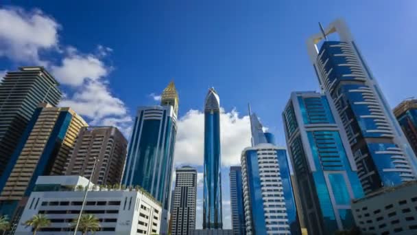 Bottom-up weergave van wolkenkrabbers in het financiële centrum van Dubai. Dubai, Verenigde Arabische Emiraten — Stockvideo