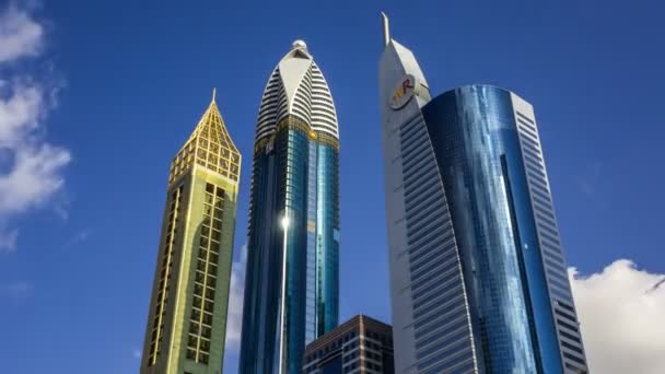 Vista dal basso dei grattacieli nel centro finanziario di Dubai. Dubai, EAU — Video Stock