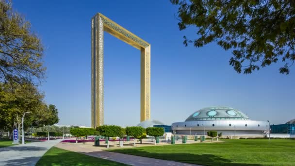 Дубай кадру, кращий новий атракціон, найбільший Золотий фоторамка, архітектурною пам'яткою міста в Zabeel парку. Дубаї, ОАЕ — стокове відео
