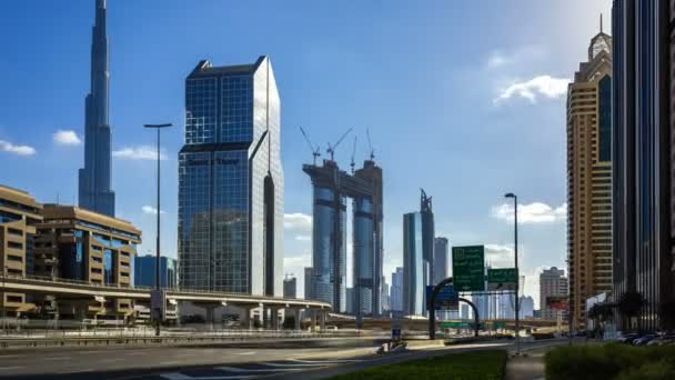 Busy Sheikh Zayed Road, metro, vista de la construcción de un rascacielos en el centro de la ciudad, Emiratos Árabes Unidos — Vídeo de stock