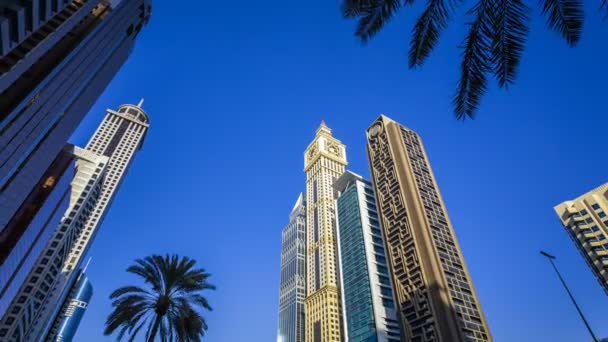 Vista dal basso dei grattacieli nel centro finanziario di Dubai su Sheikh Zayed Road. Dubai, EAU — Video Stock