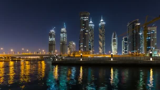 Panoramę Dubaju Business bay w nocy, odbicie światła w Dubai Creek. Dubai, Zjednoczone Emiraty Arabskie — Wideo stockowe