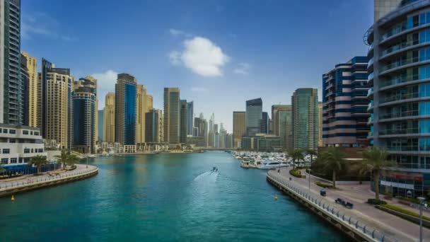 Hermosa vista de rascacielos de lujo en Dubai Marina y canal artificial con yates flotantes. Dubai, Emiratos Árabes Unidos — Vídeo de stock