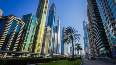 Dubai Finans Merkezi, meşgul Shaek Zayed Road, metro tren ve çevresinde modern gökdelenler Lüks Dubai City, Birleşik Arap Emirlikleri