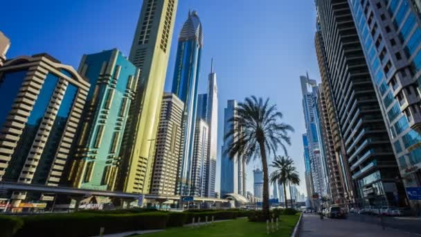 Dubais finansiella centrum, upptagen Shaek Zayed Road, metro railway och moderna skyskrapor runt i lyxiga Dubai city, Förenade Arabemiraten — Stockvideo