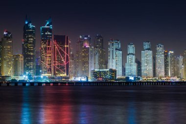 Dubai Yat Limanı gökdelenler, gece manzarası, Palm Jumeirah, Birleşik Arap Emirlikleri görünümünden doğal görünümünü.
