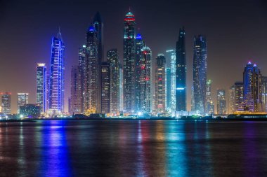 Dubai Yat Limanı gökdelenler, gece manzarası, Palm Jumeirah, Birleşik Arap Emirlikleri görünümünden doğal görünümünü.