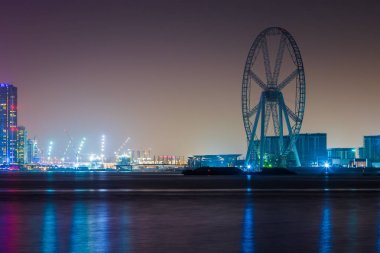 Ain Dubai dönme dolap yapım aşamasında, gece cityscape ile aydınlatma, Bluewater Adası, Dubai, Birleşik Arap Emirlikleri.