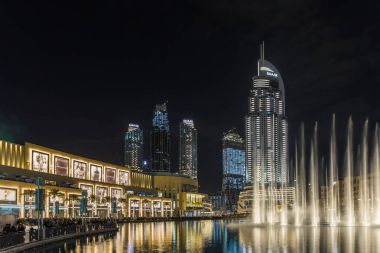 Dubai Alışveriş Merkezi, Souk Al Bahar, adres otelin yakınında Dubai Çeşmesi gösteri.