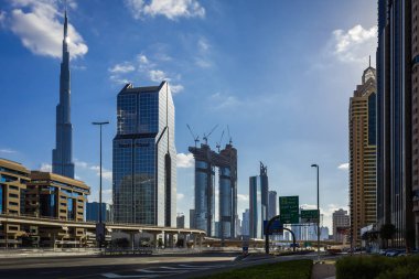 Sheikh Zayed Road, metro tren, şehir merkezinde, Birleşik Arap Emirlikleri bir gökdelen inşaatı görünümünü meşgul