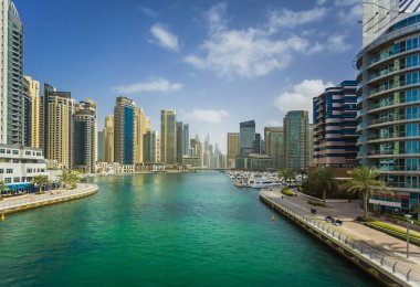 Dubai Yat Limanı ve yatların yüzer ile yapay kanal içinde lüks gökdelenler güzel manzarasına. Dubai, Birleşik Arap Emirlikleri
