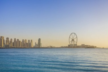 Ain Dubai dönme dolap yapım aşamasında, Bluewater ada üzerinde panoramik cityscape, Dubai, Birleşik Arap Emirlikleri günbatımı.
