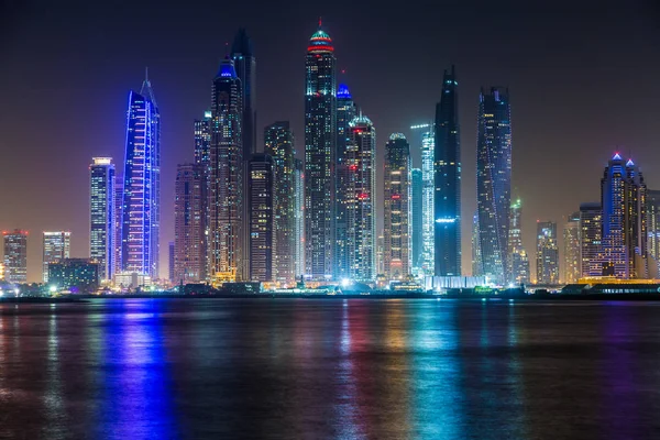 Dubai Yat Limanı gökdelenler, gece manzarası, Palm Jumeirah, Birleşik Arap Emirlikleri görünümünden doğal görünümünü.