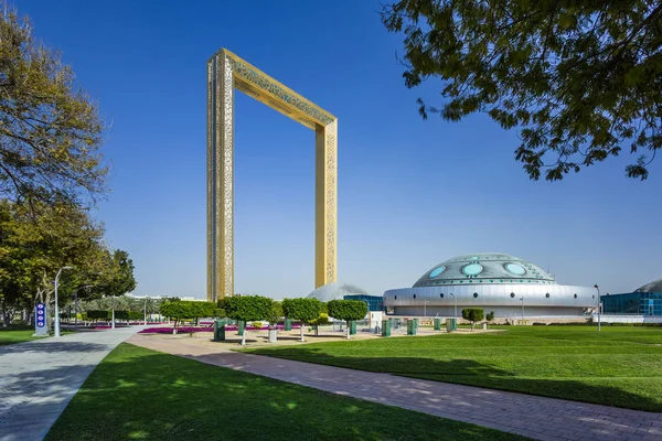 Dubai Frame, la mejor atracción nueva, el marco dorado más grande, un hito arquitectónico en Zabeel Park. Dubai, Emiratos Árabes Unidos — Foto de Stock