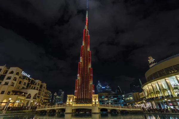 Uluslararası Dubai Kongre ve Sergi Sarayı manzarası ile gece aydınlatma ve Dubai Mall alışveriş merkezine ve Souk Al Bahar yakın bir köprü. Dubai, Birleşik Arap Emirlikleri.