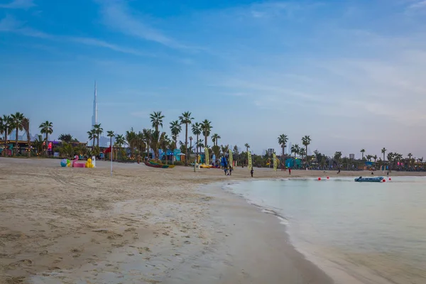 Gün batımında Jumeirah halk plajı, gökdelenler içinde belgili tanımlık geçmiş. Dubai, Birleşik Arap Emirlikleri
