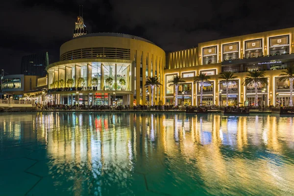 Gece aydınlatma ile Dubai Mall alışveriş merkezine. Çeşmeler Alışveriş Merkezi yakınındaki bir gösteriyi izledikten insanlar. Dubai, Birleşik Arap Emirlikleri