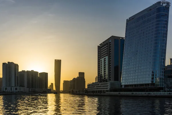 Günbatımı üzerinde Dubai Creek, Business bay akşam çıkabilir. Dubai, Birleşik Arap Emirlikleri