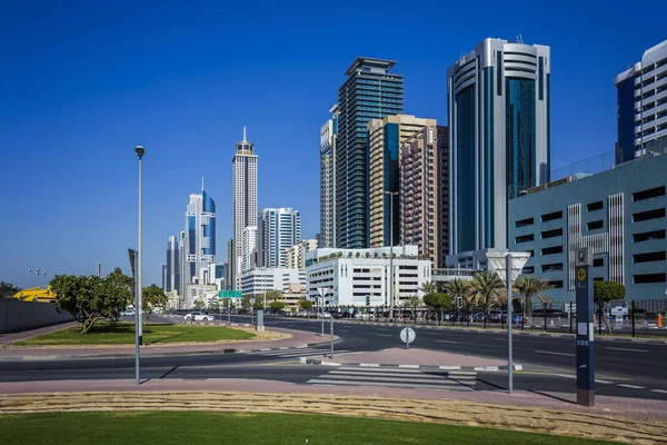 Busy vehicular traffic, high buildings on Sheikh Zayed Road, the modern and developed metropolis. Dubai, UAE. — Stock Photo, Image