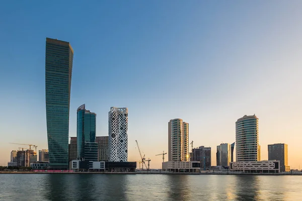 Sunset over embankment of Dubai Creek, Business bay at evening. Dubai, UAE — Stock Photo, Image