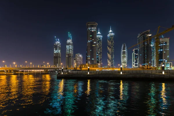 Panoramik Dubai iş defne gece, Dubai Creek ışıkların yansıması. Dubai, Birleşik Arap Emirlikleri