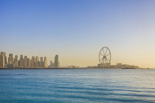Ain Dubai dönme dolap yapım aşamasında, Bluewater ada üzerinde panoramik cityscape, Dubai, Birleşik Arap Emirlikleri günbatımı.