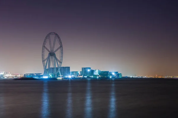 Ain Dubai dönme dolap yapım aşamasında, gece cityscape ile aydınlatma, Bluewater Adası, Dubai, Birleşik Arap Emirlikleri.