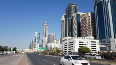 308th road, Şeyh Zayed Yolu üzerinde yüksek gökdelenler, modern ve gelişmiş metropol araba trafik. Dubai, Birleşik Arap Emirlikleri.