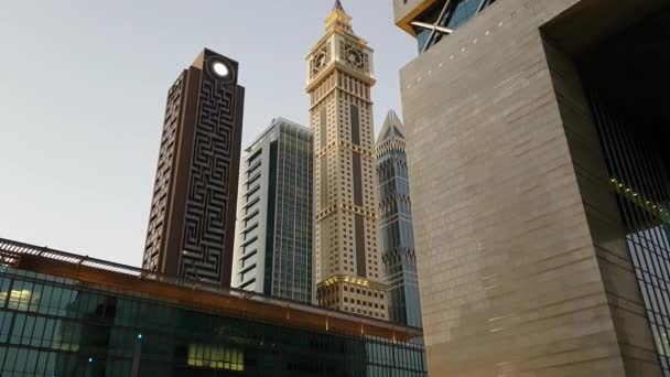 Emirados Árabes Unidos Dubai Centro financeiro arranha-céus famosos vista de perto — Vídeo de Stock